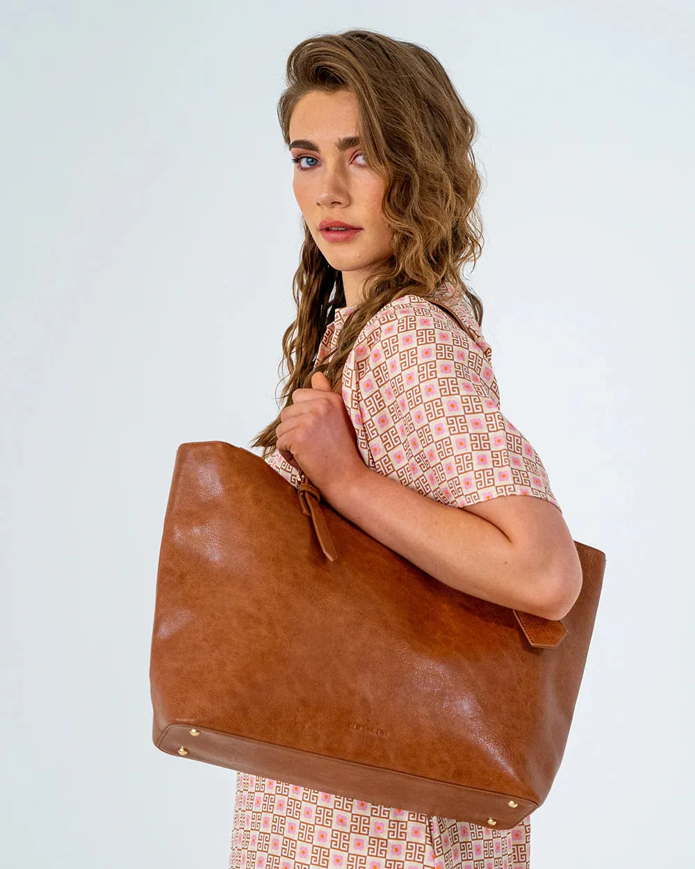 Elms   King - Carmine Tote - Tan & Oyster